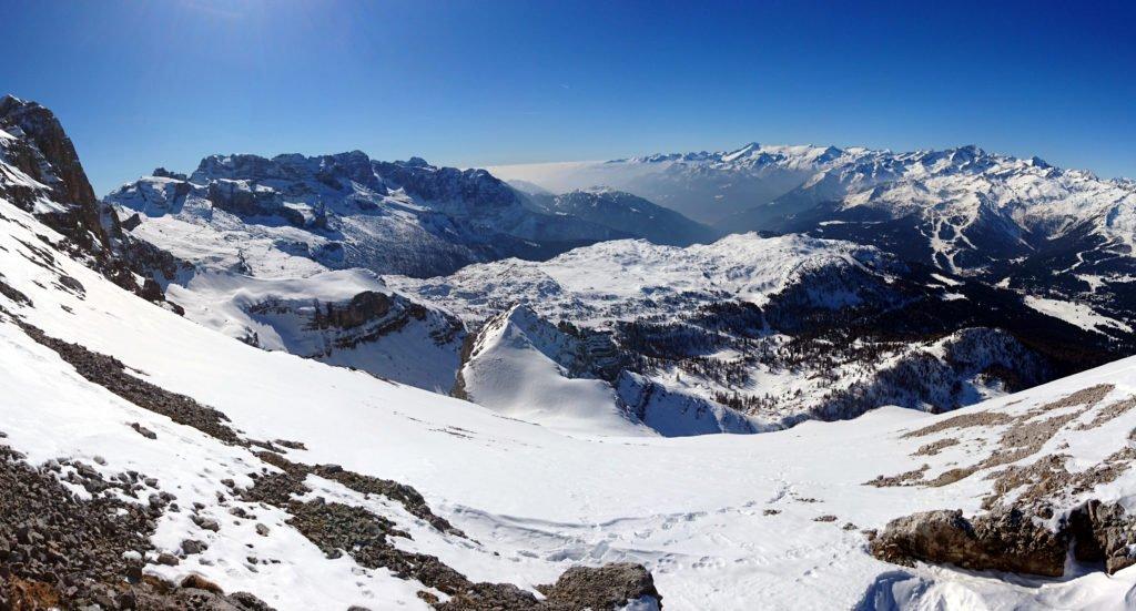 Vista a 180° dalla cresta guardando verso il pendio di salita