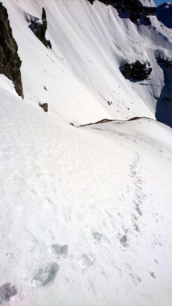 Ora si scende nel canalino con qualche metro sui 50°. Ma la neve ci permette di procedere sereni faccia a valle