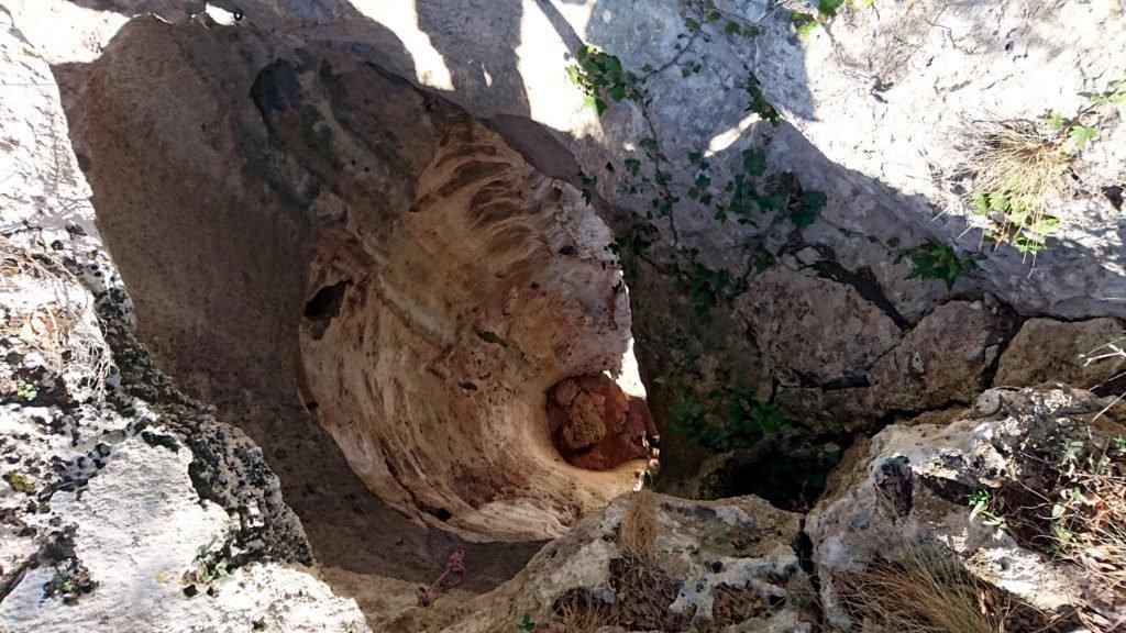 Uno degli spettacolari &quot;tubi&quot; della grotta dell&#039;Edera visto dalla sommità