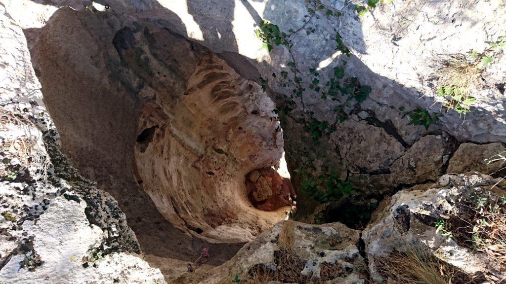 Uno degli spettacolari "tubi" della grotta dell'Edera visto dalla sommità