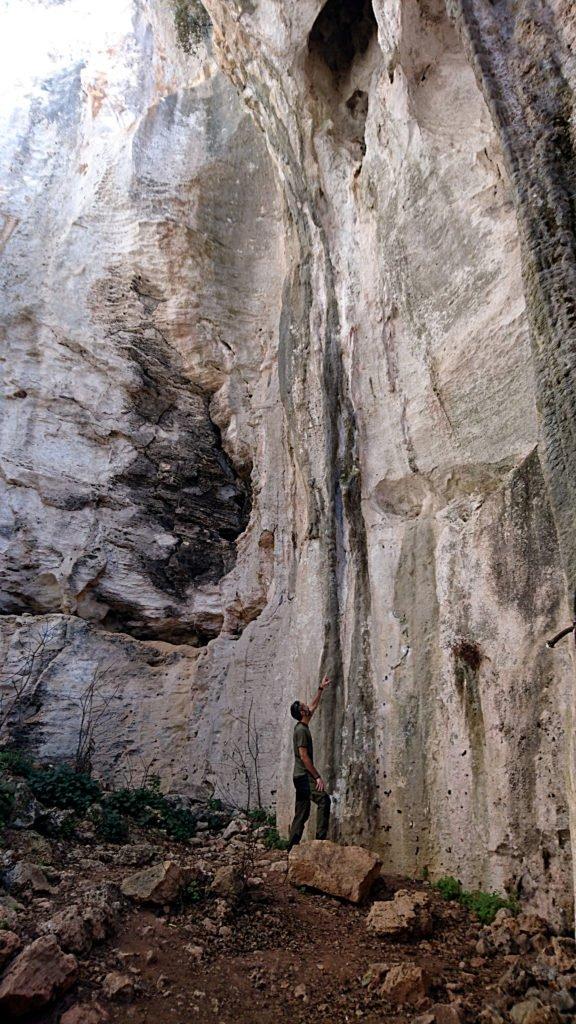 Samu studia i tiri presenti nella grotta....ma sono durissimi e chiodati a 5 metri. Impossibile per noi