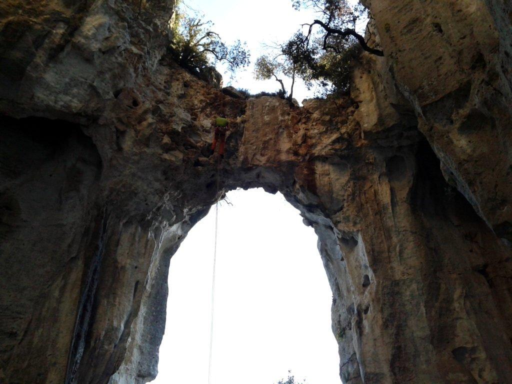 Gab inizia la calata nella grotta dell'Edera. Il primo pezzo è bello scary!!