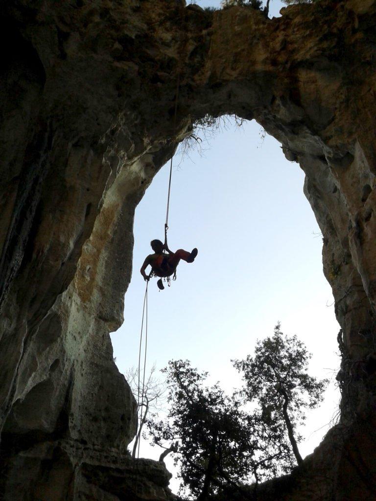 A metà della calata nella grotta dell'Edera