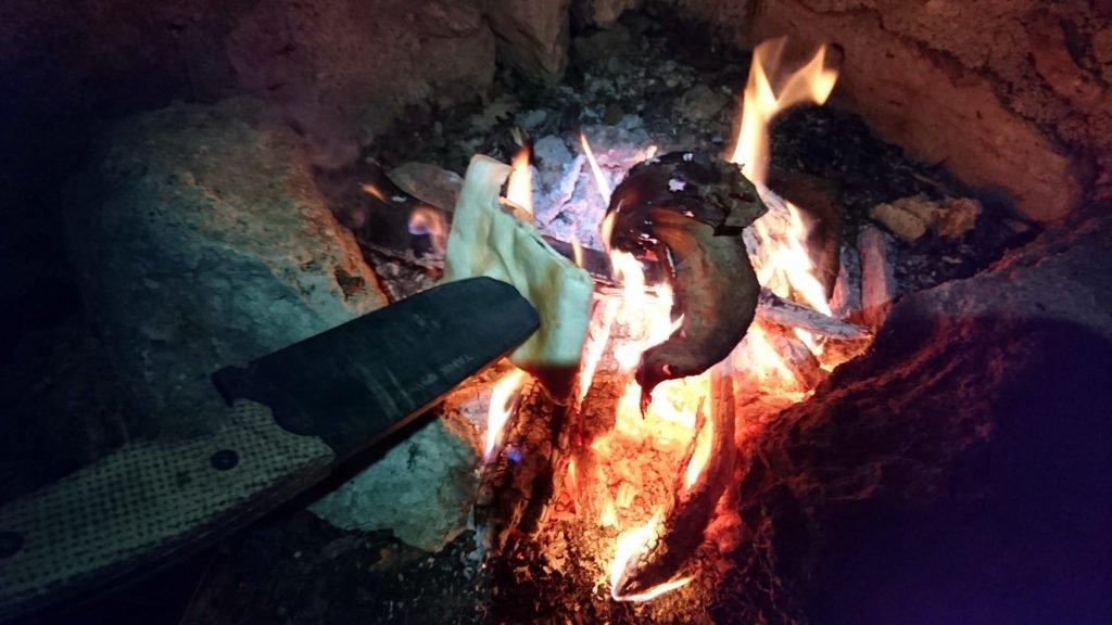 La focaccia di stamattina riscaldata sul fuoco torna ad essere buonissima!