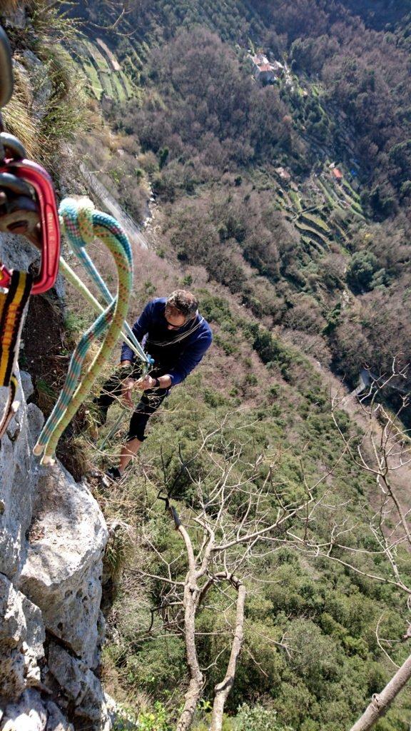 Calata di 40 metri e si torna alla base. Peccato....ma non siamo allenati e sta roba è troppo tosta per noi oggi