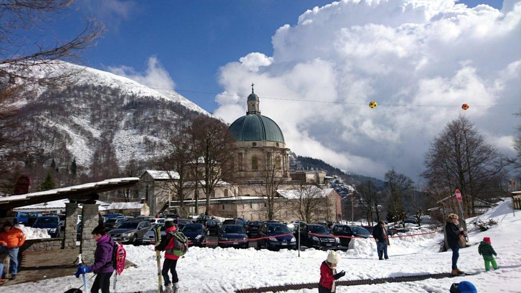 Alla partenza, subito dietro il bel santuario di Oropa