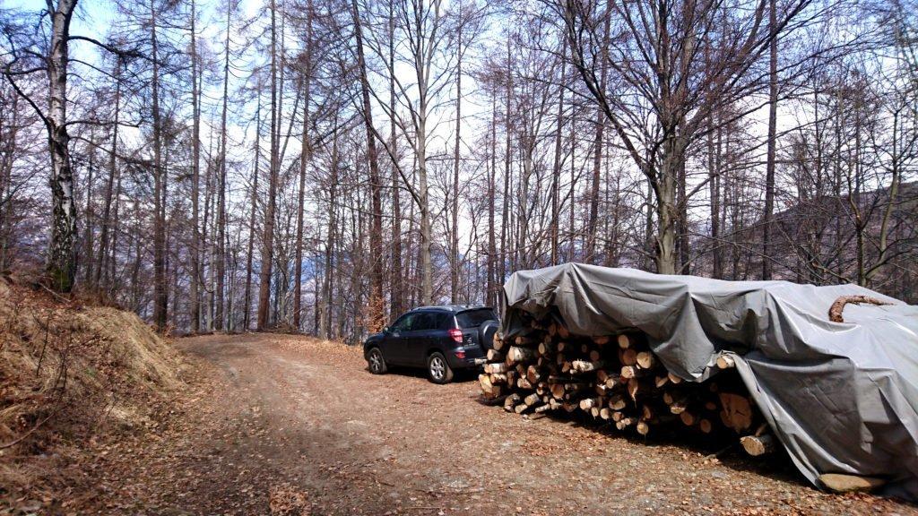 lasciamo l’auto al parcheggio dell’alpe Faievo, al termine di una strada parzialmente sterrata che da Trontano city, seguendo le indicazioni per il rifugio Parpinasca, sale abbastanza ripida. La strada è assolutamente gippabile, ma non in ottimo stato.