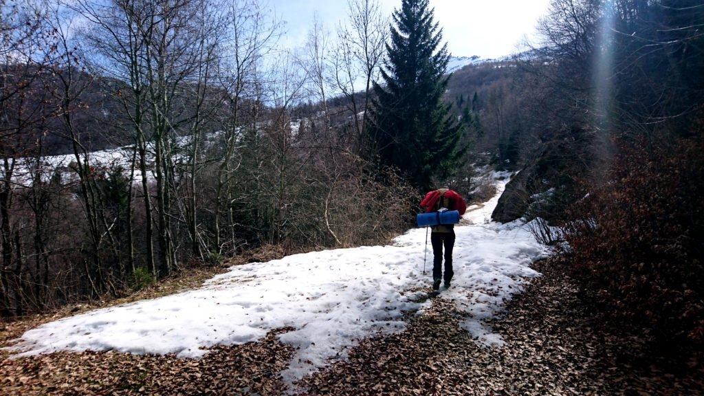 prima di arrivare al bivio per il rifugio Parpinasca ahinoi comincia ad esserci neve