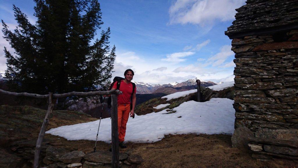 arrivati all’Alpe Drisoni iniziamo ad avere dubbi sulla riuscita della nostra escursione: gli accumuli di neve sono ancora importanti e l’esposizione di questo versante ci fa presagire che la situazione non migliorerà