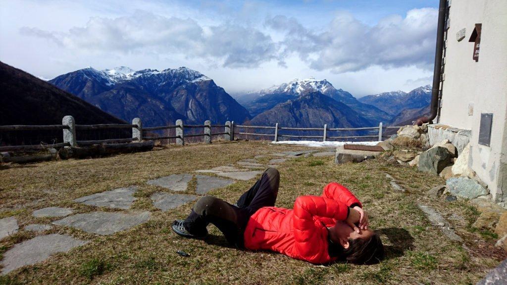 a questo punto torniamo sui nostri passi e ci fermiamo al rifugio Parpinasca per decidere il da farsi. (Questa non è disperazione ma mal di schiena!)