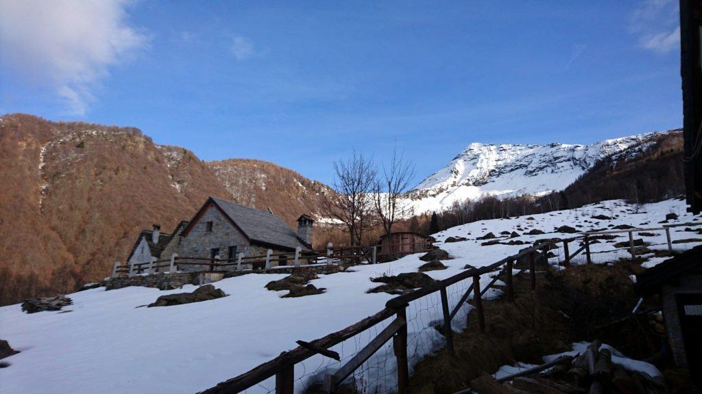 l’Alpe Parpinasca e sullo sfondo il Pizzo del Tignolino. Il passo di Basagrana, su questo versante a sinistra, avrebbe dovuto essere la nostra via di ritorno del giro ad anello e forse avrebbe potuto essere più semplice anche da percorrere all’andata.