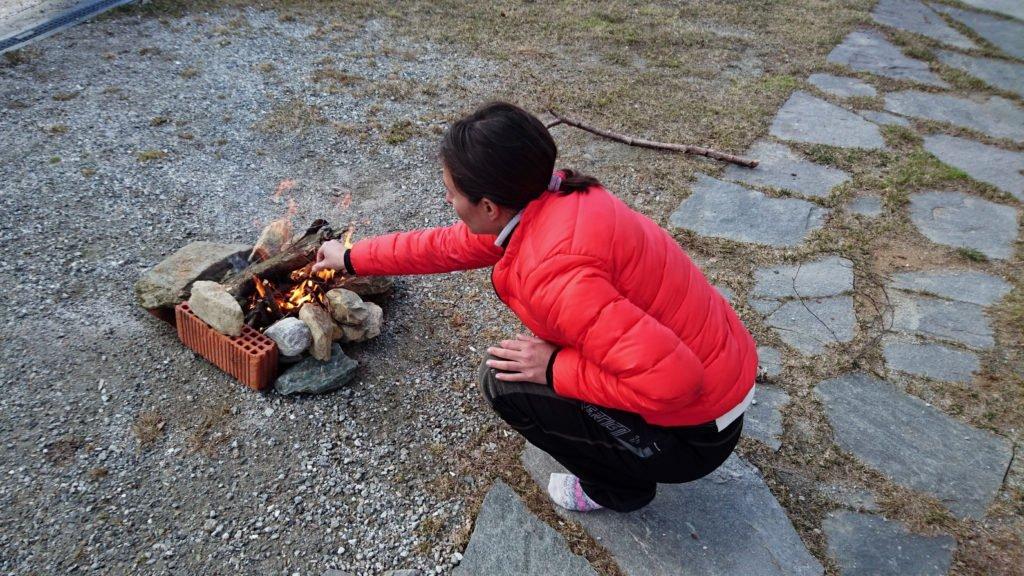 calato il sole prepariamo un fuocherello all’esterno del rifugio