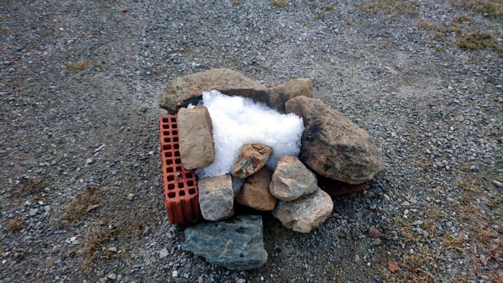 il fuocherello ha terminato la sua funzione, spegnamo le braci con la neve e ci prepariamo per la cena