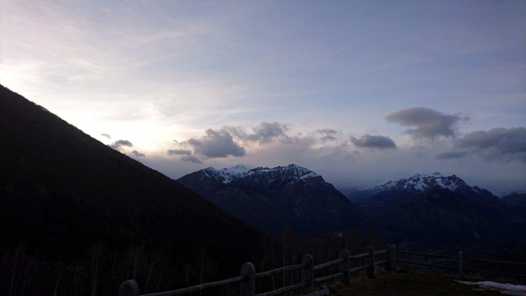 tramonto guardando verso la Svizzera, dove il fronte nuvoloso preme sulle montagne ma per fortuna lì rimarrà anche nella giornata successiva