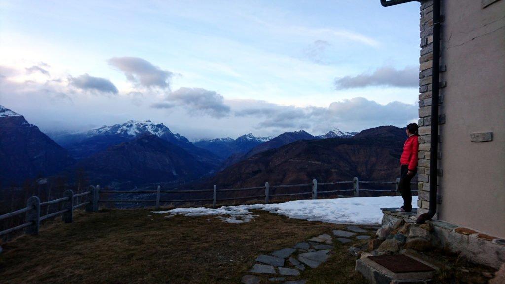 tramonto guardando verso la Svizzera, dove il fronte nuvoloso preme sulle montagne ma per fortuna lì rimarrà anche nella giornata successiva