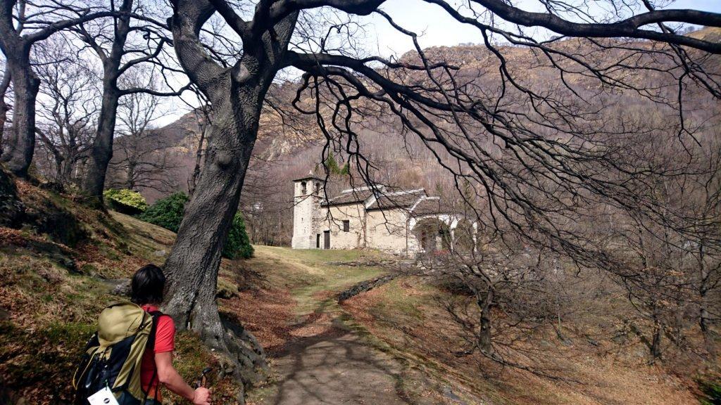 avvistiamo l’Eremo, che sorge su un’Alpe curatissima, con prati all’inglese, grandi alberi perfettamente potati e rododentri purtroppo non ancora fioriti. Un luogo fiabesco.