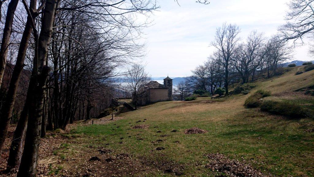 il lago di Mergozzo fa da sfondo all’eremo. A breve, salendo, il panorama diventerà magnifico.