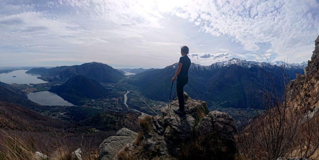 seguendo le indicazioni per il Monte Fajè ci approssimiamo alla Colma del Vercio: più si sale più il paesaggio visto dall’alto lascia senza fiato. Nonostante una leggera foschia sono ben visibili il Lago di Mergozzo, il Lago Maggiore e anche, a destra, il Lago d’Orta