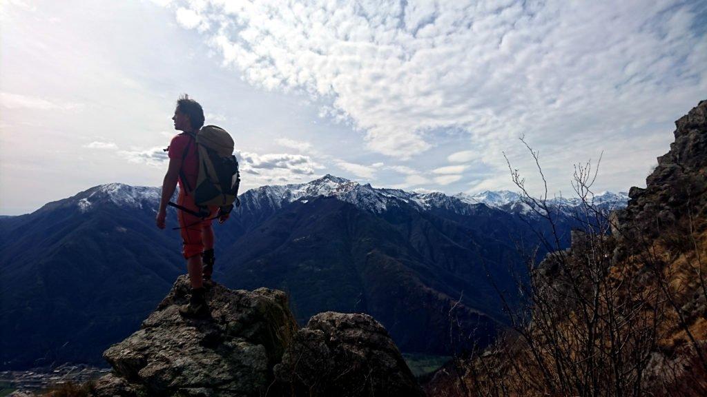 di fronte a noi il Monte Massone, l’Eyehorn e il Capezzone con qualche traccia di neve