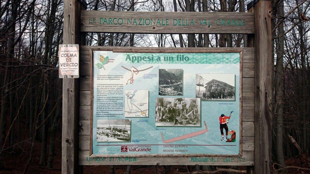 sulla Colma un cartello del Parco ricorda che qui arrivava la teleferica, di cui rimangono i resti di un pilone, impiegata per il trasporto del legname dall’interno della Val Grande