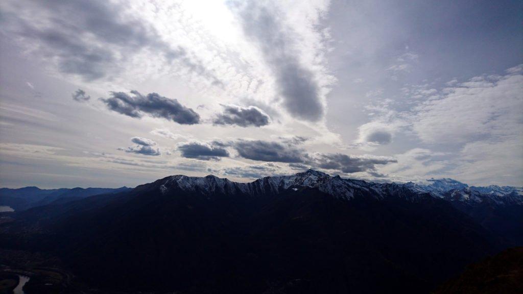 ancora uno sguardo ai monti dalla parte opposta dell’Ossola