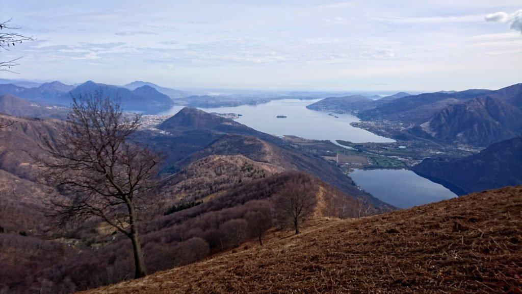 cominciamo la discesa verso l’Alpe Ompio, anche se sarebbe forse più comodo tagliare dritto per dritto lungo la dorsale e arrivare direttamente a Ruspesso