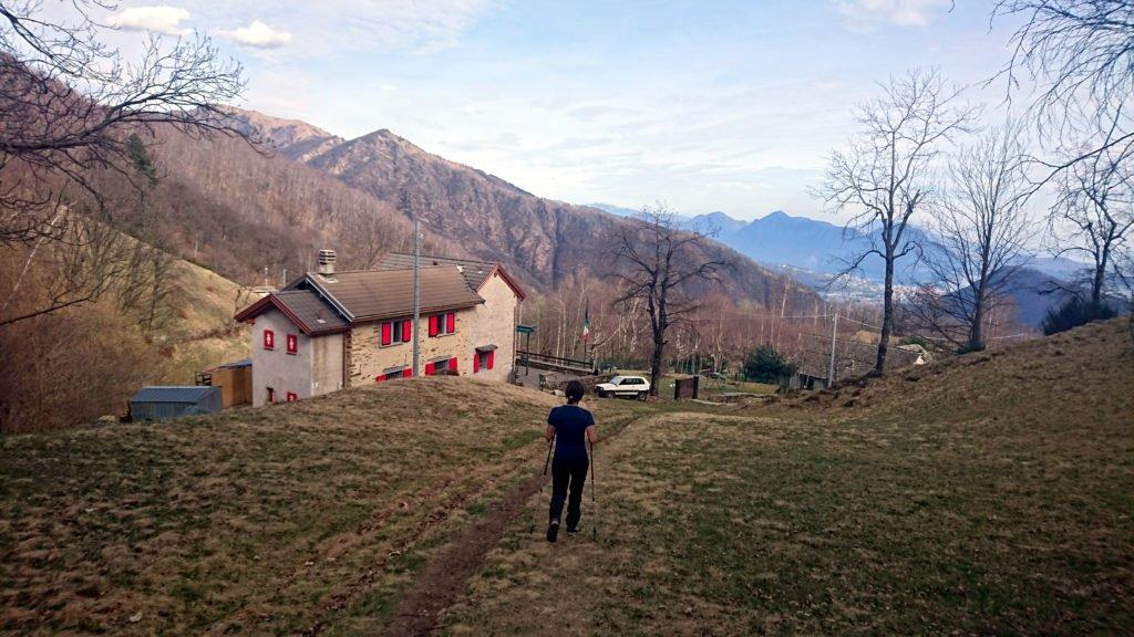 arriviamo infine all’Alpe Ompio, in vista del Rifugio Cai Fantoli: vista la vicinanza con l’accesso stradale carrabile la struttura è frequentatissima anche da persone che ne fanno la meta della loro escursione