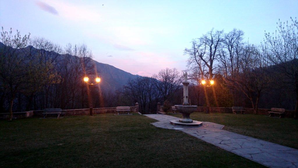 il sole è tramontato da poco sul Santuario Della Madonna Del Boden, accanto al quale si trova la trattoria che abbiamo scelto per cena. Salendo qui da Ornavasso si incontrano una serie di santuari e cappelle, probabilmente una sorta di via crucis che si conclude qui, in questo tempio che risale al XVI sec.