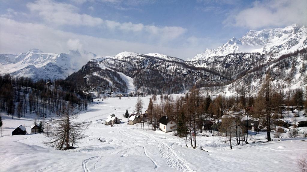 Subito a monte della piana di Devero in direzione della frazione Crampiolo. Vista verso il Cazzola e le piste da sci