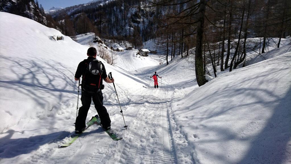 Seguiamo il sentiero invernale verso Crampiolo che è decisamente più da ciaspolatori che da skialpers. I miei amici mi sfottono per la scelta della gita, ma alla prima discesa...non rideranno più con le loro splitboard! ;)