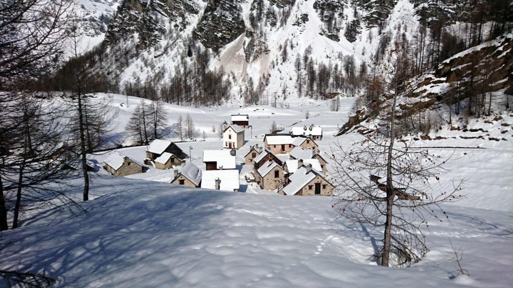 Il mini borgo di Crampiolo visto dall'alto