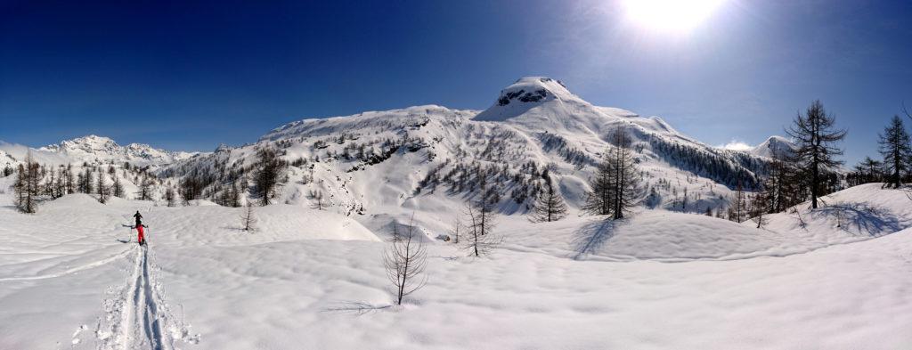 Il monte Cobernas e alla sua sinistra la punta che raggiungeremo oggi. Sopra ad un bel panettone con sciabilità ai limiti della goduria