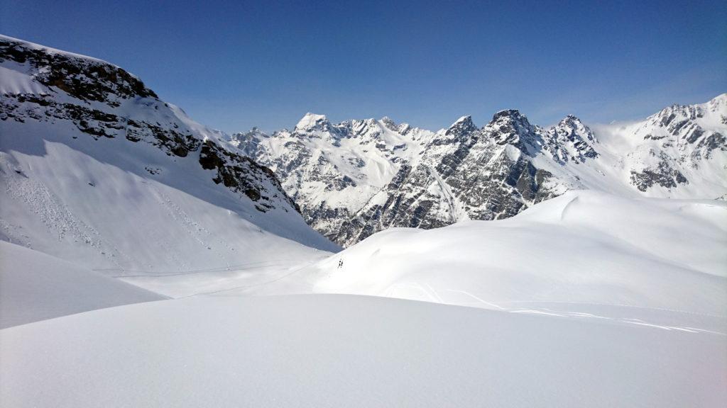 Siamo ormai in risalita verso l&#039;ultimo pendio. Qui la neve è quasi immacolata guardando in direzione della Rossa