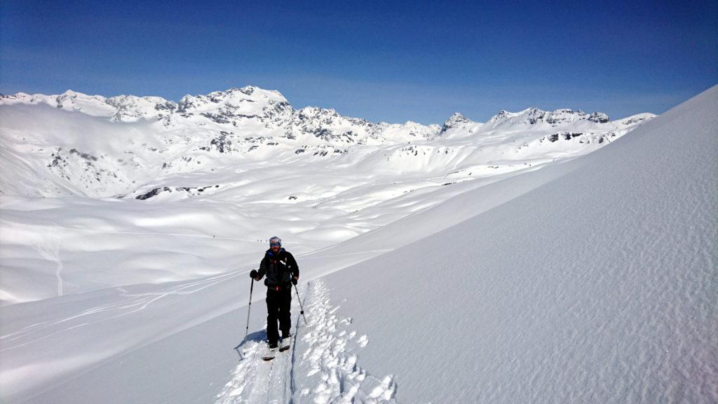 Il Niggah in risalita verso la vetta con sullo sfondo il mare di neve che ci accompagna oggi