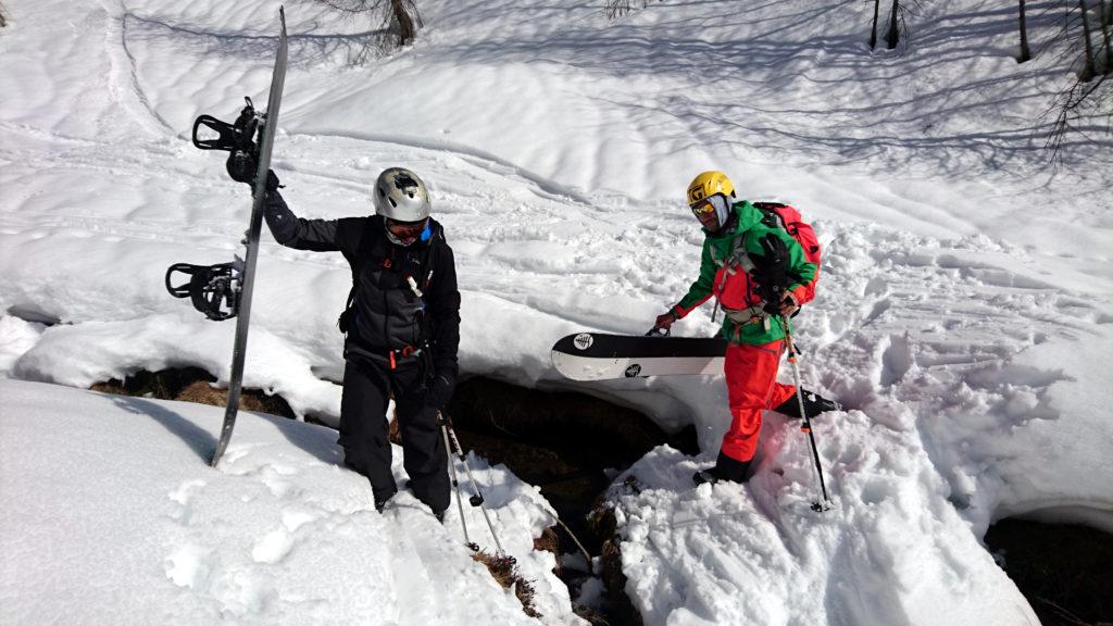 Dopo una lunga (ed errata) discesa tra boschetti ripidi e neve pappa, arriviamo dalla parte sbagliata del torrente che dovremo guadare. Chi con gli sci ai piedi.....e chi no........ :P