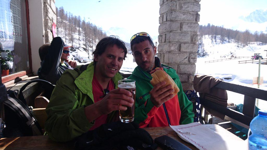 Visto che giusto oggi è cambiata l'ora, ci godiamo una bella pausa a Crampiolo a suon di birra e paninozzo, tranquilli che il sole ci accompagnerà ancora per lungo tempo