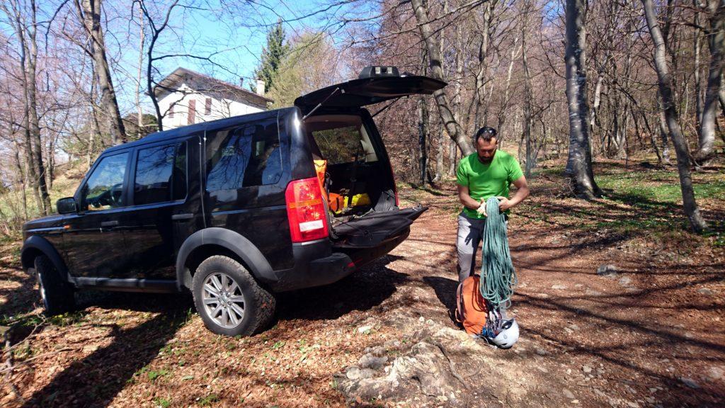 Arriviamo al parcheggio verso le 10:30 e facciamo cernita dell'attrezzatura che ci servirà in scalata