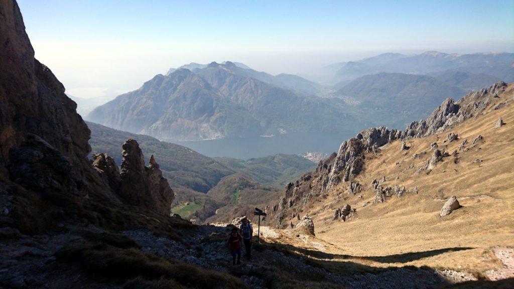 Uno sguardo verso il lago. Stamattina c'è un po' di foschia ma si diraderà nel giro di qualche ora