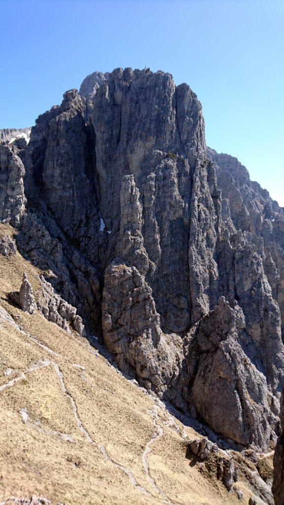 Giunti al colle Garibaldi, vediamo di fronte a noi la Piramide Casati e la via che andremo ad affrontare