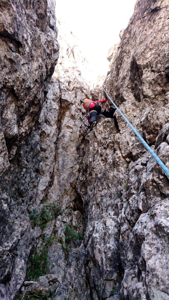 Il terzo tiro si svolge per buona parte in un camino freddo e in ombra. Qui vediamo il Gallo prima della rimonta che lo porterà verso la terza sosta