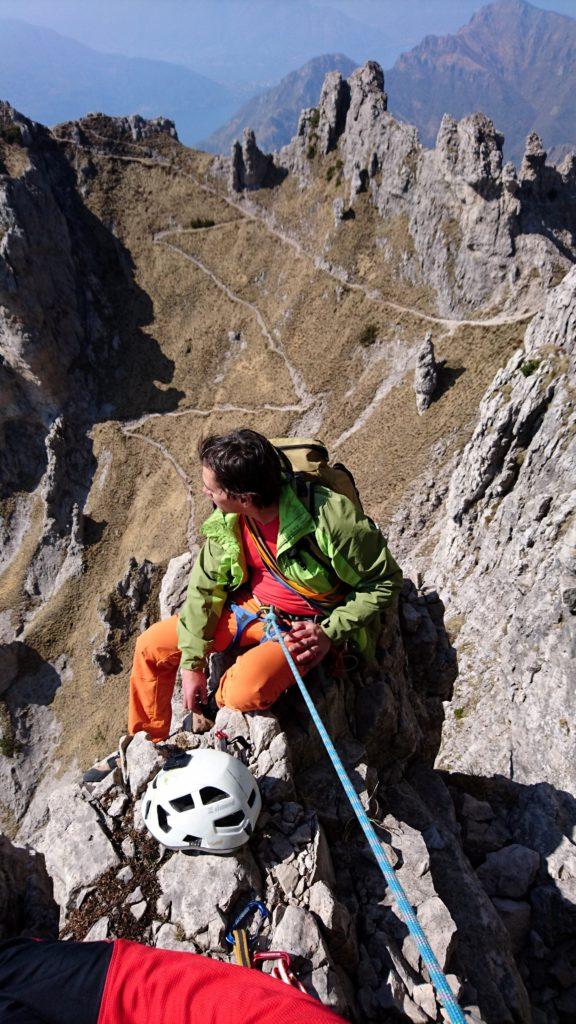 In attesa che la via si liberi, mi godo il bel paesaggio su una cengetta alla terza sosta