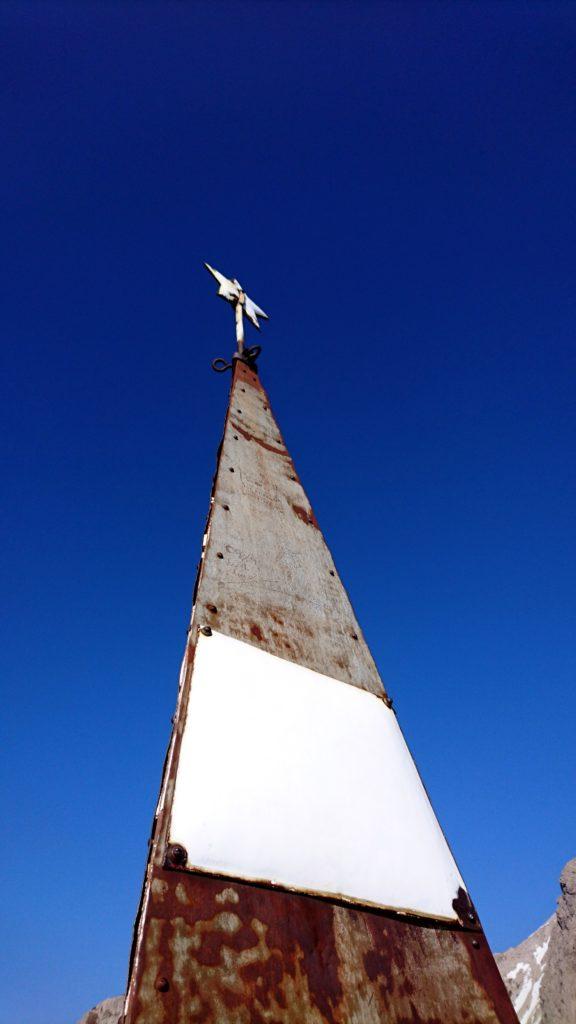 La piramide di vetta che spara verso il cielo