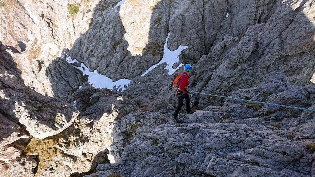 Il Gallo in calata. Si scende con corda per trenta metri e poi si disarrampica su facili roccette fino alla neve