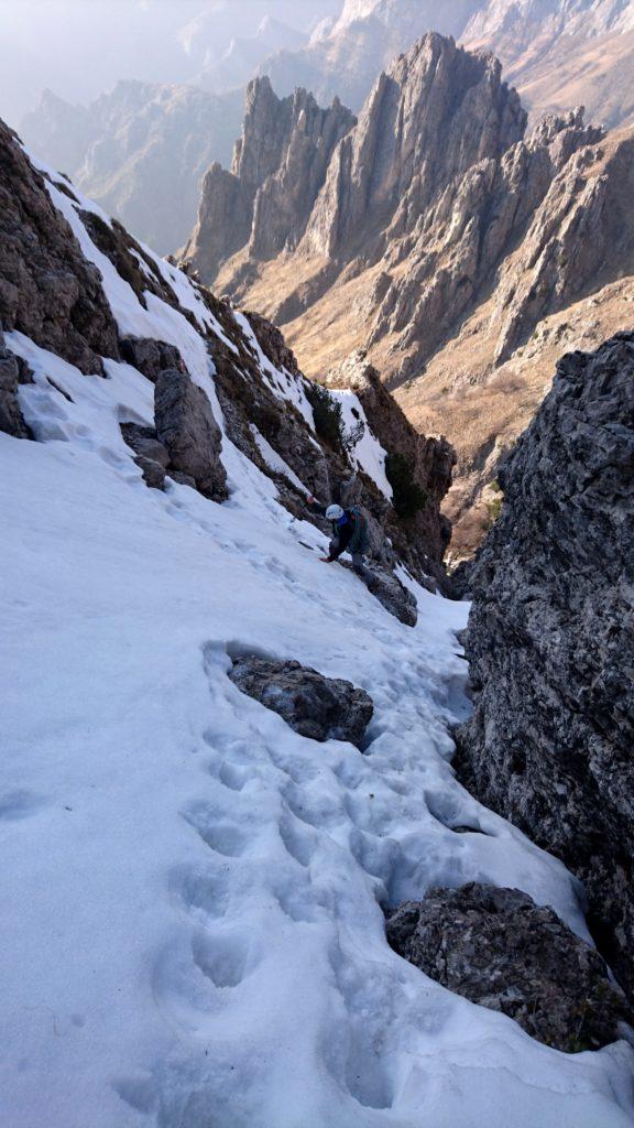 La discesa si è rivelata brutta e pericolosa a causa di un insaspettato strato di neve dura che dava verso il vuoto