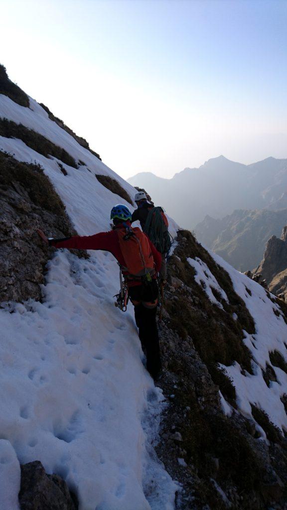 Ultimi pezzi di traverso su neve. Tra breve saremo fuori dal pezzo brutto