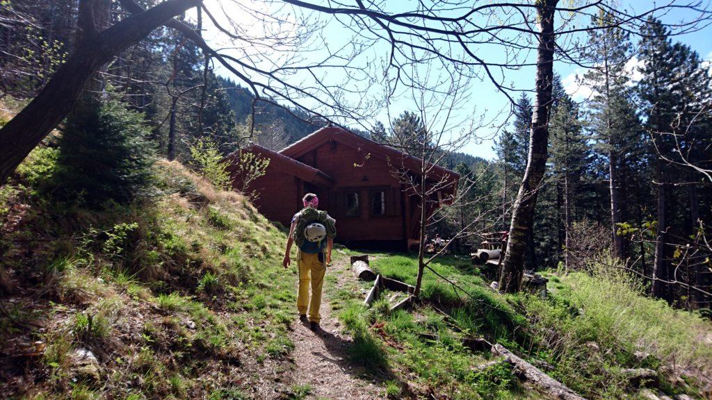 Dopo circa 40 minuti di cammino nel bosco arriviamo alla Capanna Garnerone