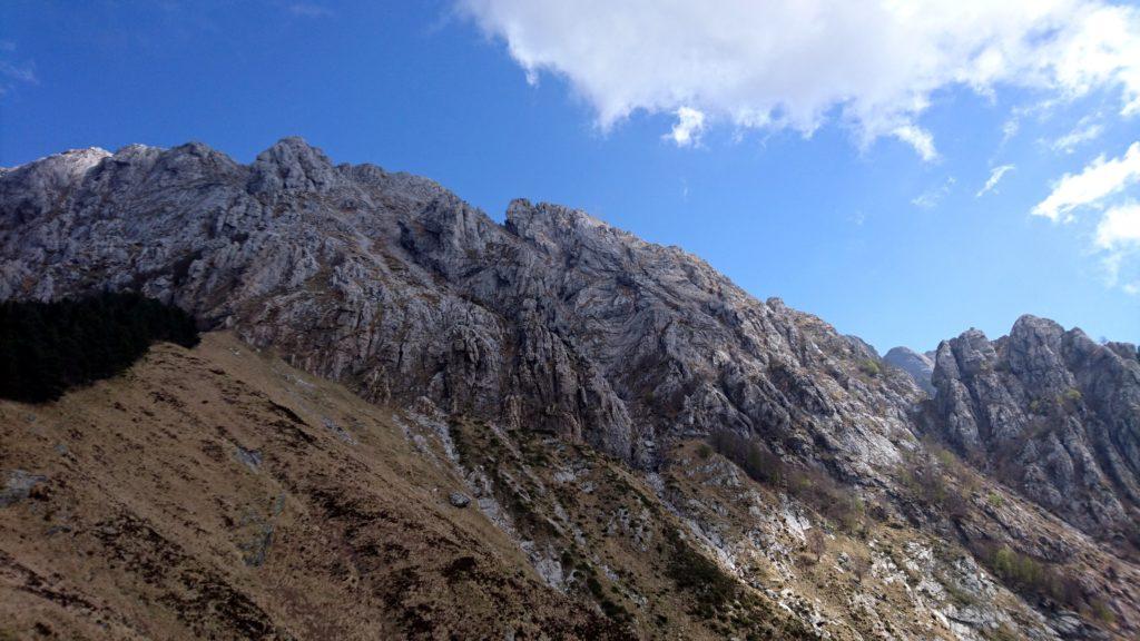 Vediamo in lontananza la cresta che andremo a percorrere ma ancora non sappiamo bene come arrivare all&#039;attacco