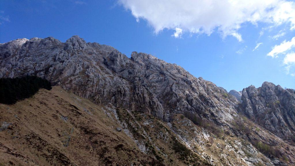 Vediamo in lontananza la cresta che andremo a percorrere ma ancora non sappiamo bene come arrivare all'attacco