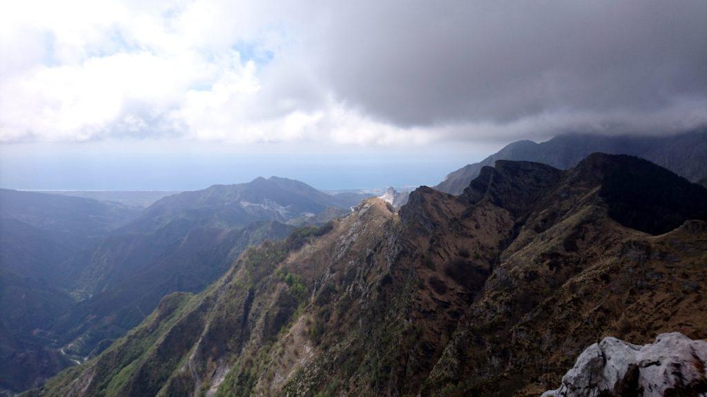 Il cielo è così così. Tutte le nubi della zona si addensano qui sulle Apuane mentre al mare, sullo sfondo, il cielo è sereno