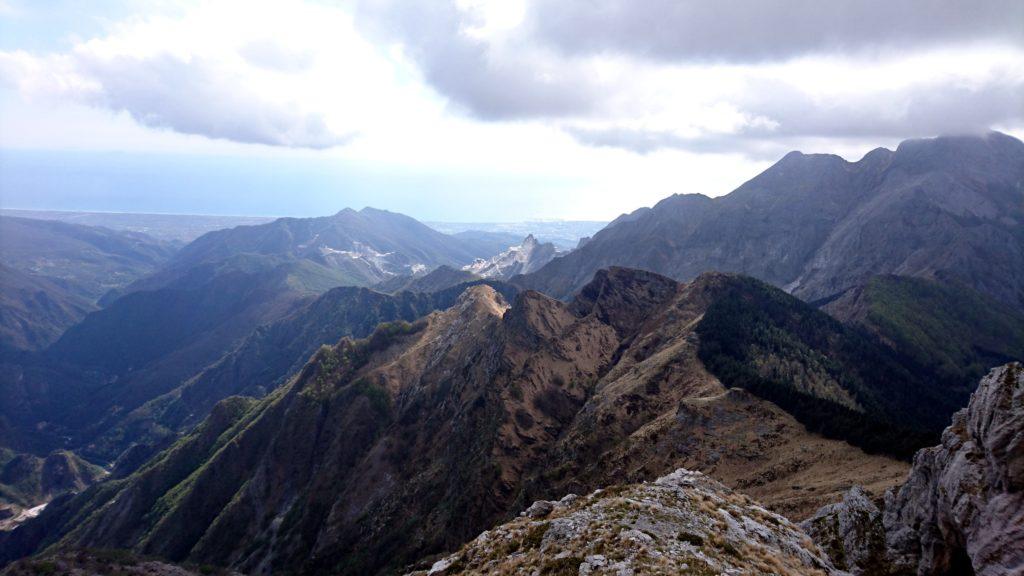 La vista sotto di noi è molto bella nonostante le nuvolazze nere che vanno e vengono. E poi sullo sfondo c&#039;è il mare!